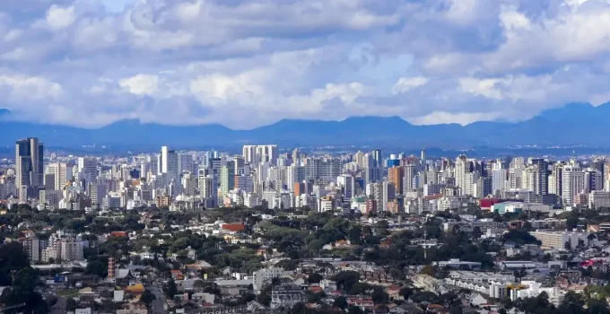 Curitiba: Morar Sozinho Dispara e Impulsiona Imóveis Compactos, Revela Censo e Mercado Imobiliário