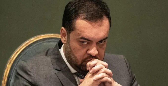 Celular de Cláudio Castro Desbloqueado: PF Busca Provas de Esquemas com Banco Master e Refinaria Refit