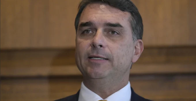 Disputa no STF: Quem Tentará Afastar André Mendonça da Investigação Contra Flávio Bolsonaro e o Filme "Dark Horse"?