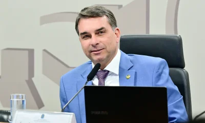 Flávio Bolsonaro defende Bolsa Família e critica erros de Jair com a imprensa: "Foi um erro"