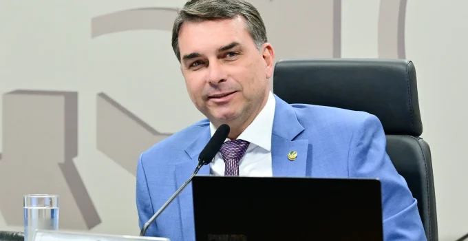 Flávio Bolsonaro defende Bolsa Família e critica erros de Jair com a imprensa: "Foi um erro"