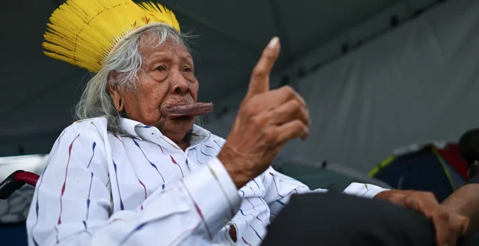 Cacique Raoni em Estado Grave: Pneumonia e Sepse Levam Líder Indígena à UTI em Sinop