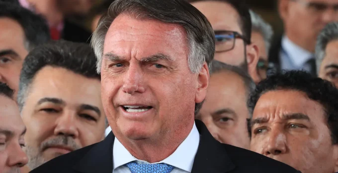 Defesa de Bolsonaro Admite Pedido de Conserto de Pistola Glock 9mm e Nega Ligação com Fim da Prisão Domiciliar