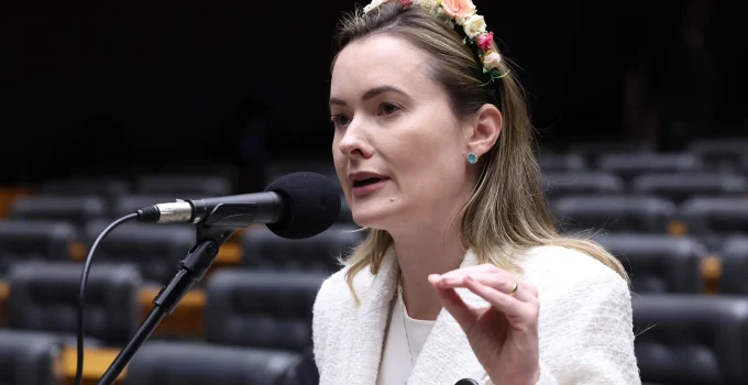 Câmara dos Deputados aprova urgência para projeto que suspende demarcação de terras indígenas em SC, gerando polêmica
