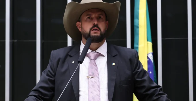 Caminhoneiros: Câmara aprova anistia de multas por bloqueios e novas regras para fretes e frotas