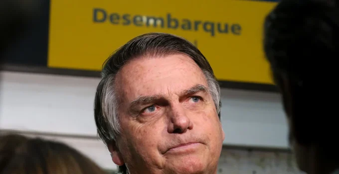 Alexandre de Moraes determina depoimento de Bolsonaro à Polícia Civil sobre pistola apreendida em blitz