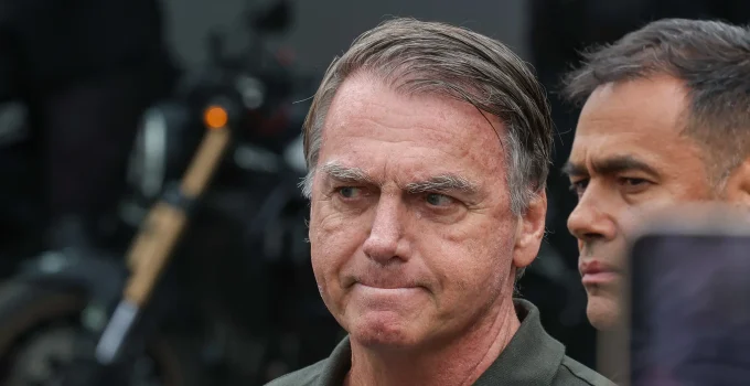 Boletim Médico: Bolsonaro Apresenta Melhora em Recuperação de Cirurgia e Crises de Soluço Próximo ao Fim da Prisão Domiciliar