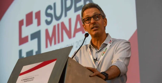 Zema crava distância de Flávio Bolsonaro e alfineta: "Nunca fomos próximos", após polêmica com dono de banco