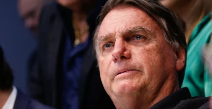 Polícia interroga Bolsonaro sobre arma em blitz: STF decide futuro da prisão domiciliar humanitária