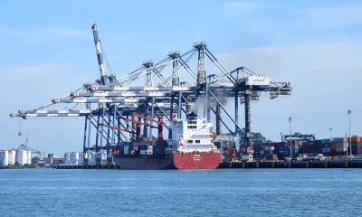 Tarifaço de Trump Devasta Exportações Brasileiras aos EUA: Participação Cai a Mínima Histórica e Novas Taxas Ameaçam Setores Chave