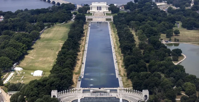 Reforma de R$ 77 Milhões em Washington Vira Dor de Cabeça para Trump: Espelho D'água Recém-Pintado Descasca e Apresenta Algas