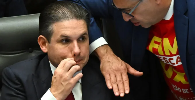 Hugo Motta em xeque: Relação com Master abala articulação na Câmara e pressiona governo Lula