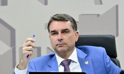 Flávio Bolsonaro Pede Desculpas a Michelle Após Crise Familiar por Aliança no Ceará, Nega Desrespeito e Diz Ter Sido Ignorado