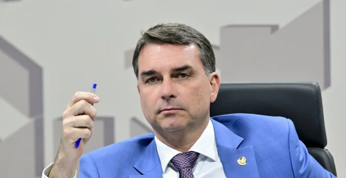 Flávio Bolsonaro Pede Desculpas a Michelle Após Crise Familiar por Aliança no Ceará, Nega Desrespeito e Diz Ter Sido Ignorado