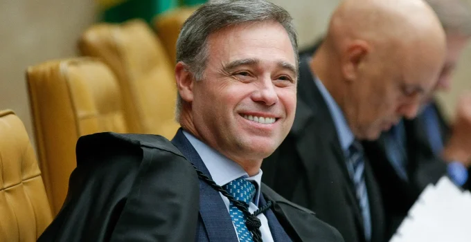 Fachin define relator para investigação sobre Flávio Bolsonaro no caso "Dark Horse"; Mendonça assume caso