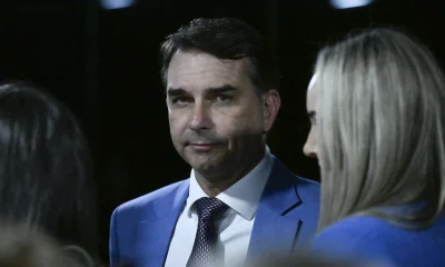 PF conclui: Flávio Bolsonaro cometeu crime de calúnia contra Lula em postagem polêmica; STF decidirá
