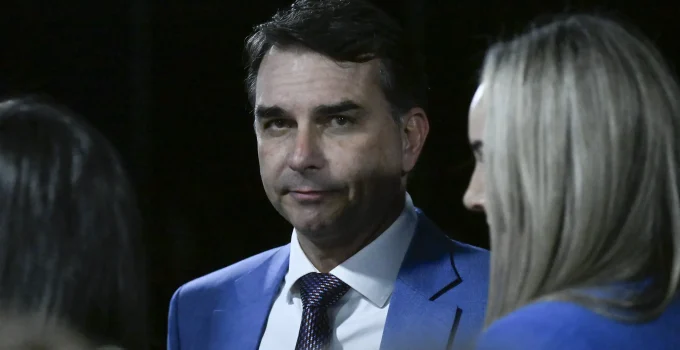 PF conclui: Flávio Bolsonaro cometeu crime de calúnia contra Lula em postagem polêmica; STF decidirá