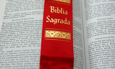 Texas: Bíblia em Escolas Públicas Gera Debate Intenso Sobre Religião e Educação nos EUA