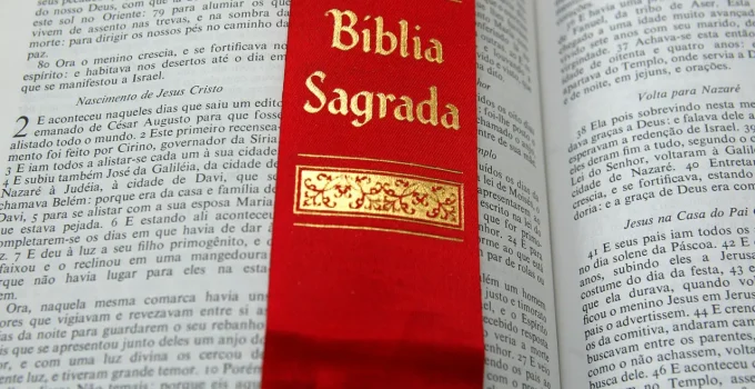 Texas: Bíblia em Escolas Públicas Gera Debate Intenso Sobre Religião e Educação nos EUA