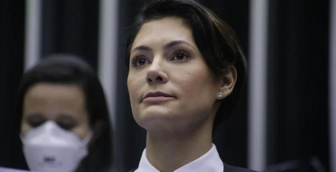 Michelle Bolsonaro se afasta da presidência do PL Mulher após reunião com Valdemar Costa Neto: 'momento familiar'