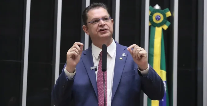 PF mira Sóstenes Cavalcante: Assessores e advogados alvos em nova fase da Operação Rent a Car por desvio de verba parlamentar