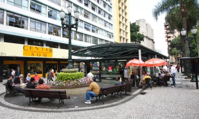 Calçadas de Curitiba: Bares e Restaurantes Ganham Novas Regras para Mesas e Cadeiras em Espaços Públicos