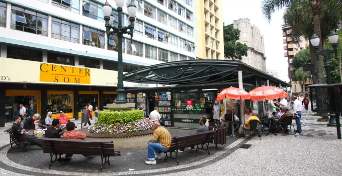 Calçadas de Curitiba: Bares e Restaurantes Ganham Novas Regras para Mesas e Cadeiras em Espaços Públicos