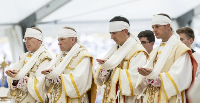 FSSPX Excomungada: Papa Francisco toma medida drástica contra grupo católico tradicionalista após ordenações sem permissão