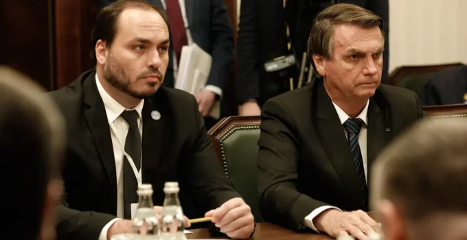 Carlos Bolsonaro Revela: Pai Acompanha Crise Familiar e Política de Brasília "Ciente de Tudo"