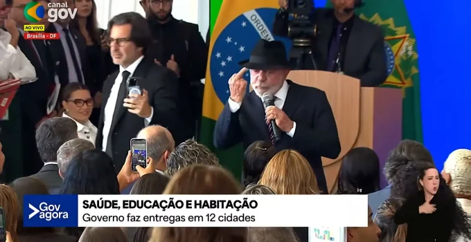Lula explode em discurso: 'Pobre gosta de coisa boa', diz e mostra dedo do meio em evento oficial antes das eleições