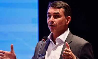 Flávio Bolsonaro acusa Lula de querer tarifaço dos EUA para se promover em campanha eleitoral; entenda o caso