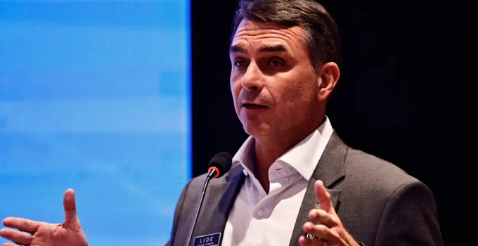 Flávio Bolsonaro acusa Lula de querer tarifaço dos EUA para se promover em campanha eleitoral; entenda o caso