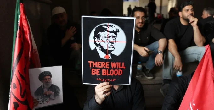 Radicais Iranianos Azedam Funeral de Líder Supremo: Imagem de Trump é Aperedrejada com Gritos de 'Matem Trump!'