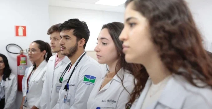 Governo Lula lança Enamed: Prova para médicos gera polêmica e divide opiniões entre CFM e faculdades