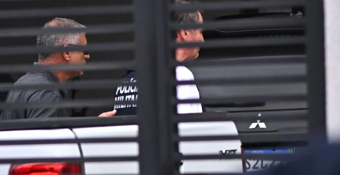Moraes ordena busca na casa de Bolsonaro por armas: PF encontra residência vazia e filhos criticam "perseguição"