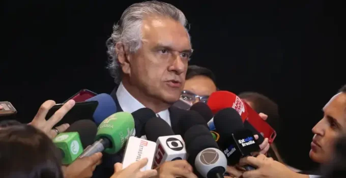 Caiado Detona Flávio Bolsonaro: "Conspirou" Contra Economia do Brasil em Encontro com Trump e Tarifa de 25%