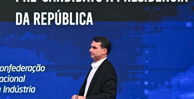 Flávio Bolsonaro critica PF por "seletividade" em ação contra Valdemar Costa Neto e questiona falta de recursos para investigar Lulinha