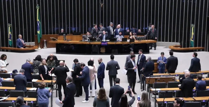 Câmara: Relatório da Transparência Brasil revela que R$ 1,3 bilhão em emendas foram ocultadas em 2025 por 7 partidos
