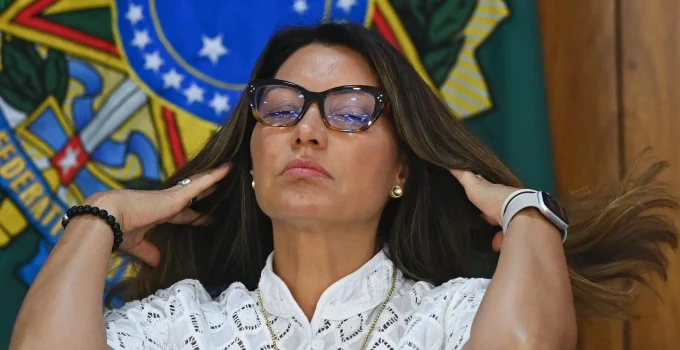 Janja rebate críticas sobre gastos em viagens e acusa extrema-direita de "misoginia pura" e estratégia para atingir Lula