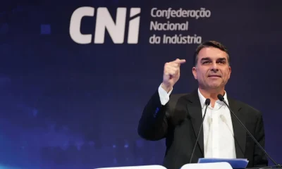 Flávio Bolsonaro Acusa Alexandre de Moraes de Interferir nas Eleições ao Proibir Visita a Bolsonaro Até Após o 1º Turno