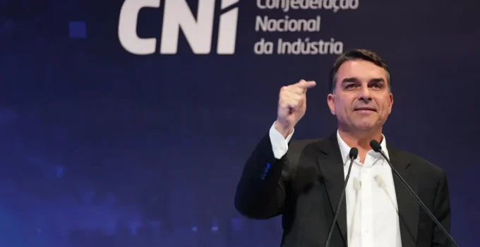 Flávio Bolsonaro Acusa Alexandre de Moraes de Interferir nas Eleições ao Proibir Visita a Bolsonaro Até Após o 1º Turno