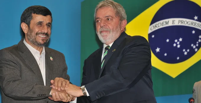 Israel Tentou Recrutar Ex-Presidente Iraniano Mahmoud Ahmadinejad para Liderar o Irã, Diz Jornal Americano
