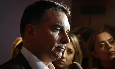 OAB Pede a Moraes Garantia de Contato de Flávio Bolsonaro com Pai Preso em Domiciliar para Atuação Profissional