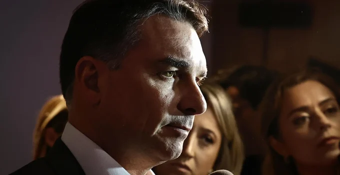 OAB Pede a Moraes Garantia de Contato de Flávio Bolsonaro com Pai Preso em Domiciliar para Atuação Profissional