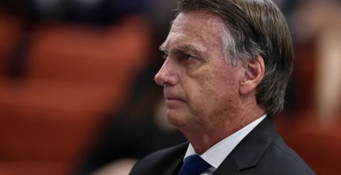 Moraes pede parecer da PGR sobre Smart TV, leitura e religião para Bolsonaro preso; Damares solicita vistoria