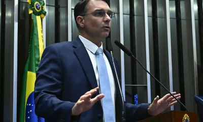 Flávio Bolsonaro acusa Moraes e Dino de manobra para "sequestrar" TSE e interferir em eleições