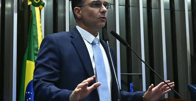 Flávio Bolsonaro acusa Moraes e Dino de manobra para "sequestrar" TSE e interferir em eleições