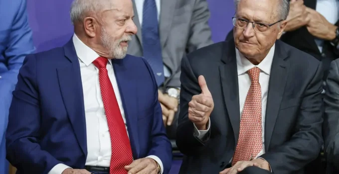 Governo Lula Reage a Tarifaço dos EUA: "Reciprocidade Econômica" e Críticas Políticas em Cena