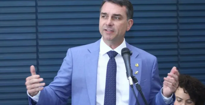 Flávio Bolsonaro lança "Brasil por Elas": Rede de proteção, IA e empreendedorismo para atrair voto feminino