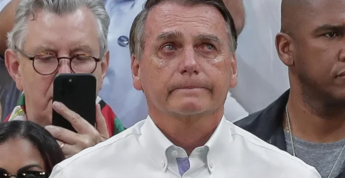 Bolsonaro Sofre Crise de Soluços por 36 Horas e Precisa de Doses Extras de Medicamento em Regime Domiciliar